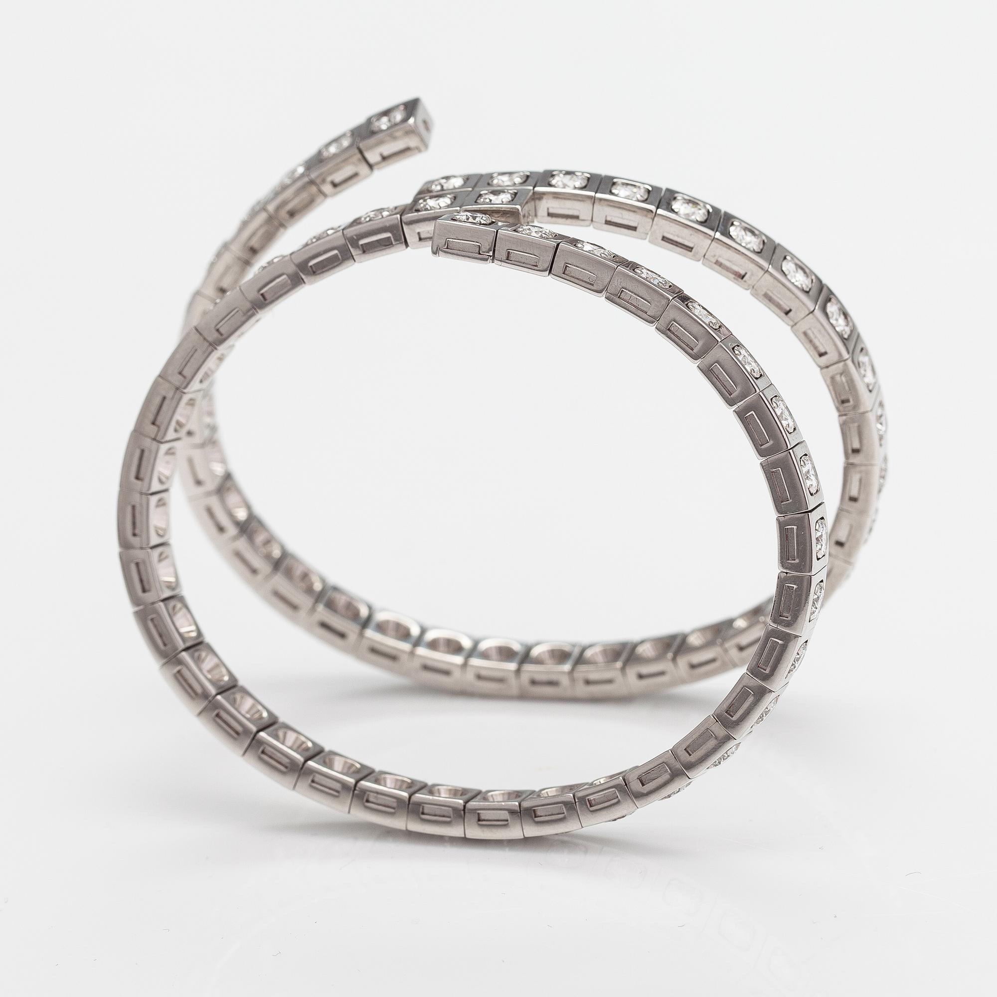 Cartier, Rannekoru "Tectonique", 18K valkokultaa, briljanttihiottuja timantteja n. 11.90 ct yht. Merkitty CT6808, JC.