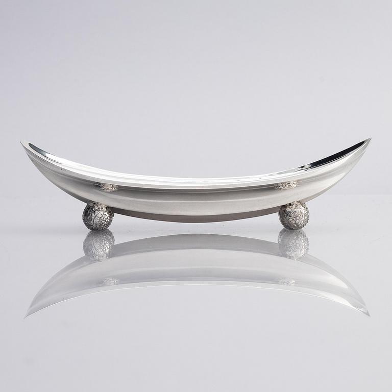 Tiffany & Co (founded 1837), melon bowl with ball feet, sterling silver, USA 1873-91.