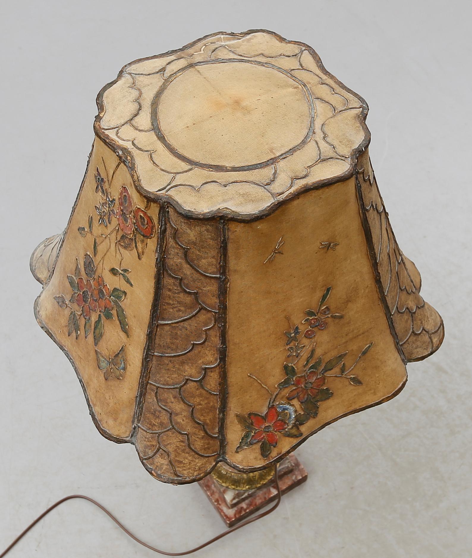 BORDSLAMPA, alabaster och mässing, 1900-talets första hälft.