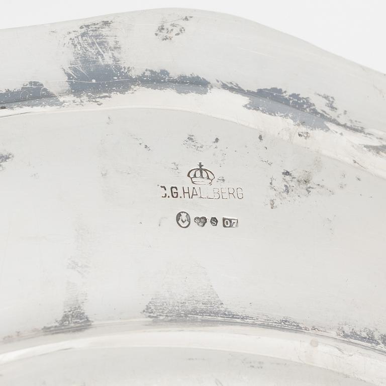 A silver charger by CG Hallberg, Stockholm 1940.