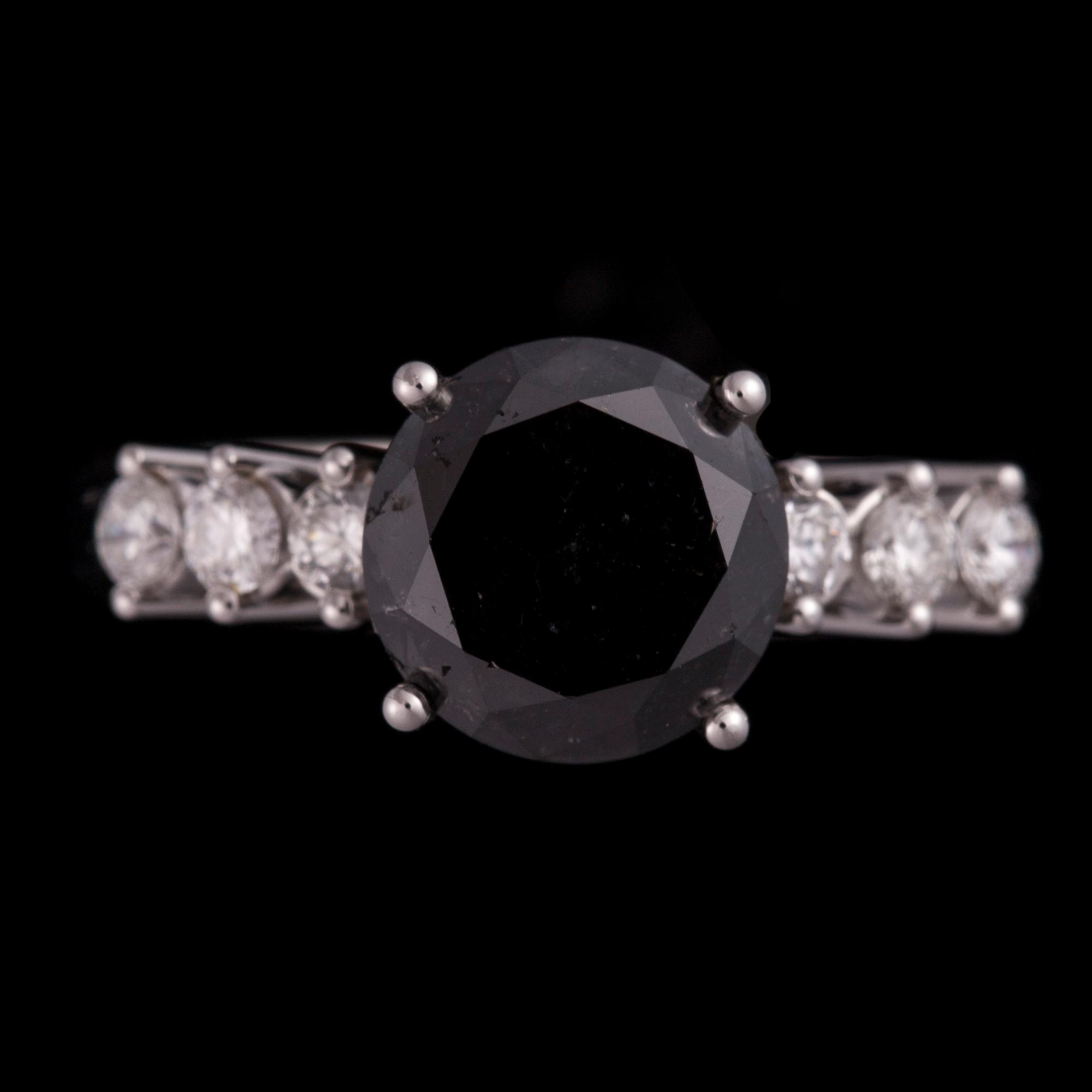 RING, 18K vitguld, svart färgad diamant, 3,09 ct, sidodiamanter tot. 0,32 ct. Vikt 5,6 g. Intyg 336.