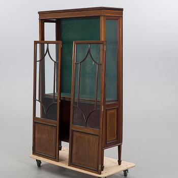 An English Hepplewhite vitrine.