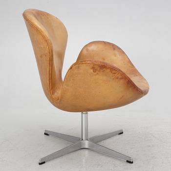 Arne Jacobsen, 'the Swan' swivel  lounge char, Fritz Hansen, 1960s.