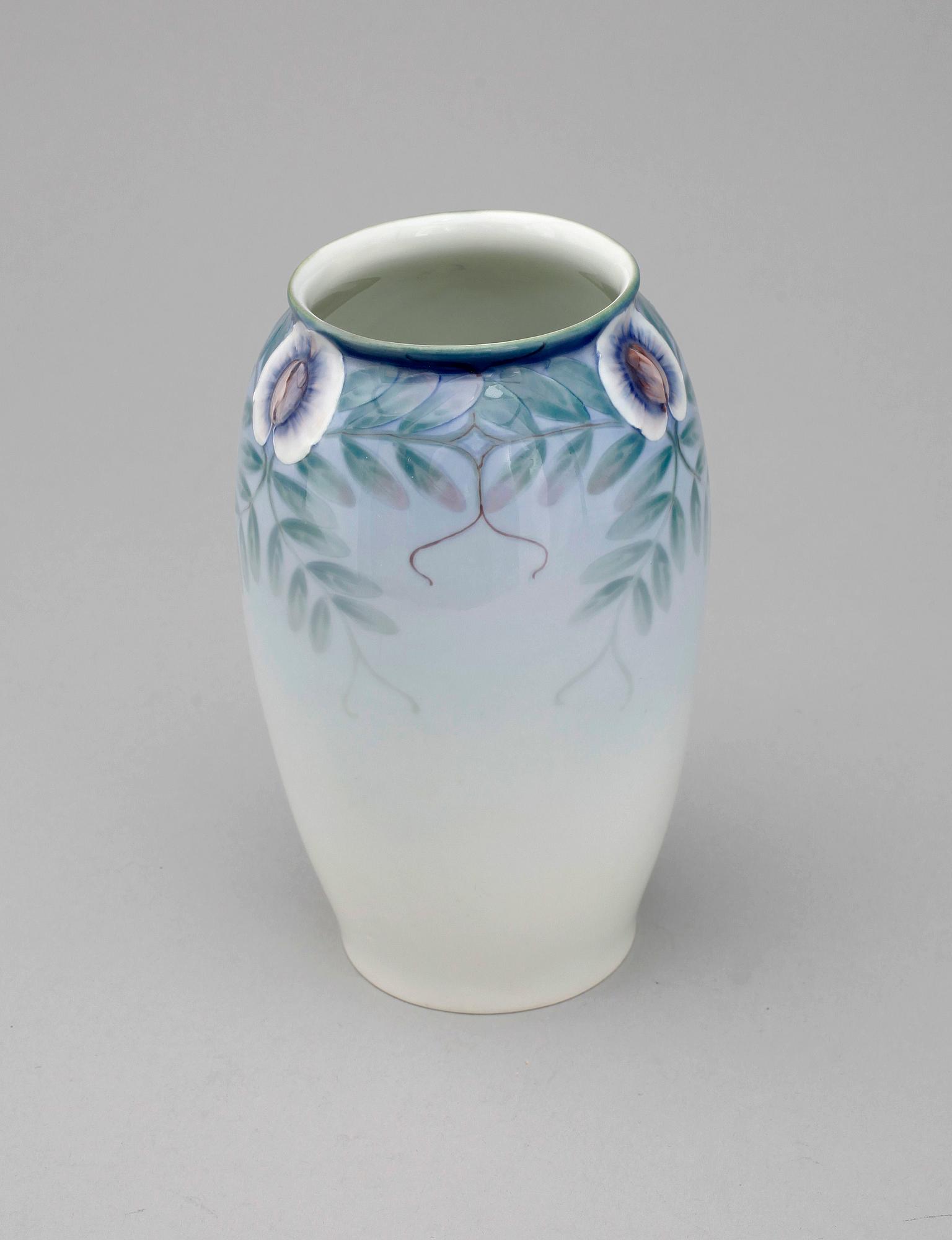 VAS, porslin, jugend, Astrid Ewerlöf Rörstrand, 1900-talets början.