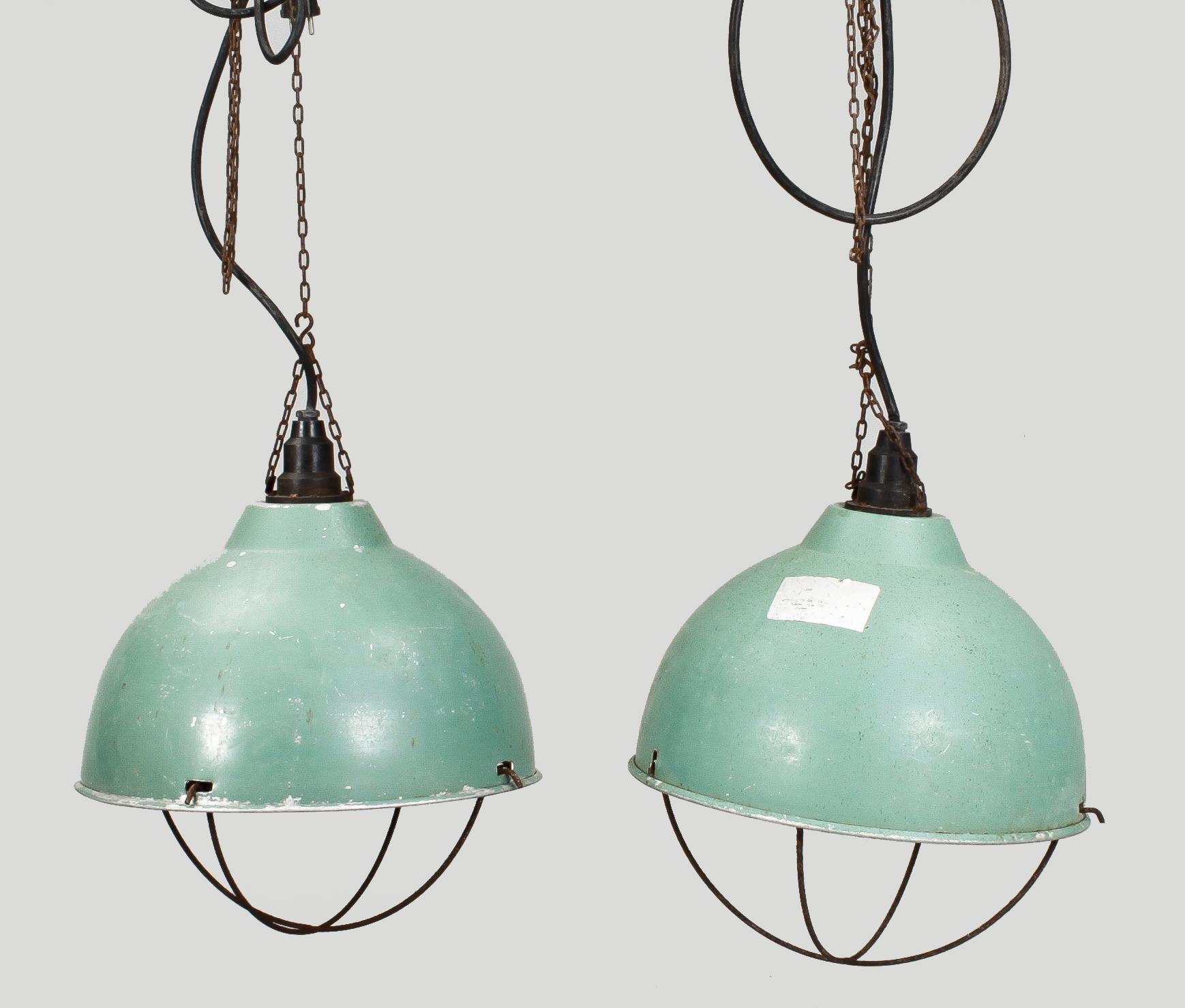 INDUSTRILAMPOR, ett par, 1900-talets andra hälft. H ca 37.