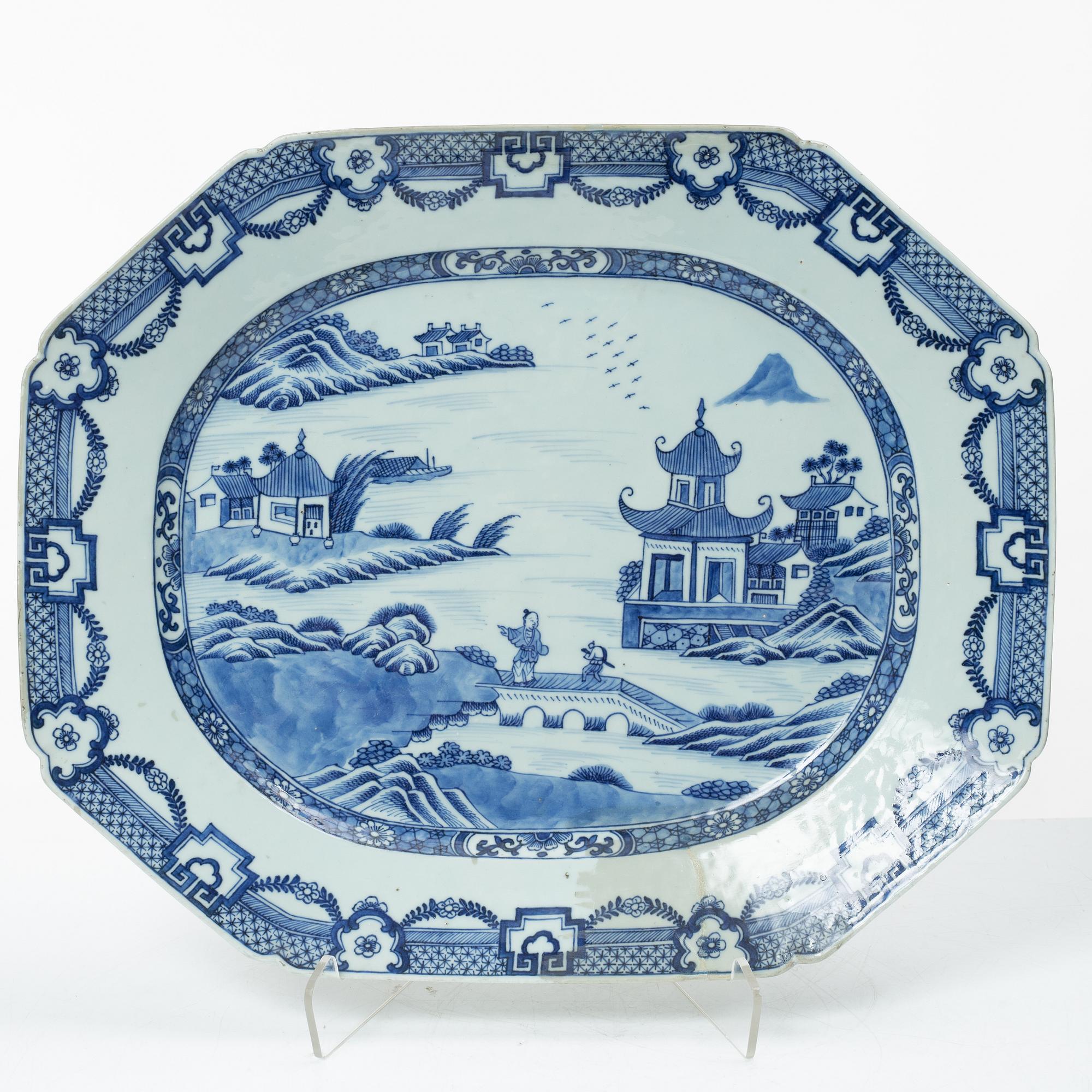 Stekfat samt tre tallrikar, kompaniporslin, Kina, Qingdynastin, 1700-tal.