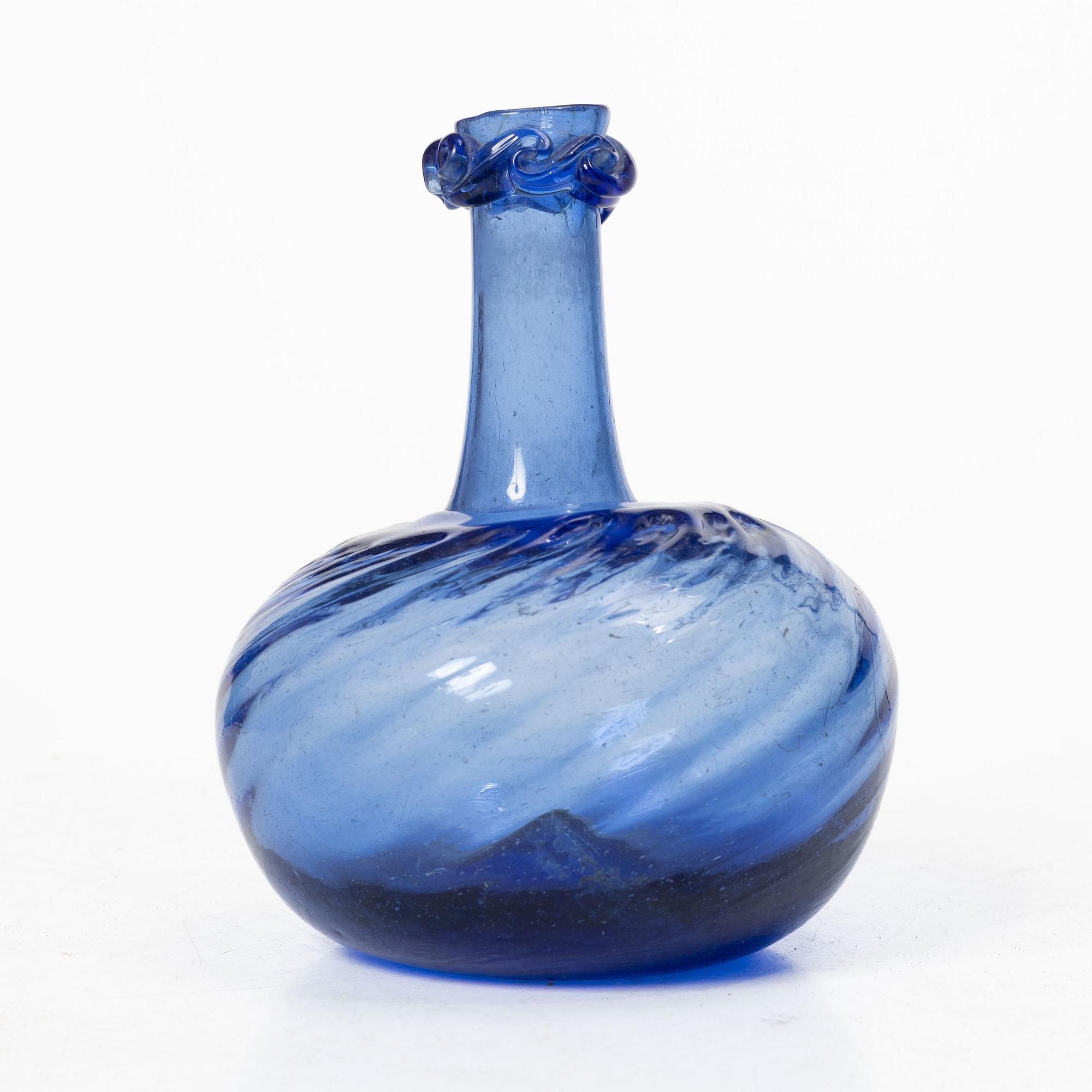 A blue twisted glass bottle, 18th century.