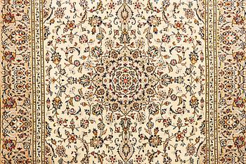 A Kashan carpet, c. 295 x 197 cm .