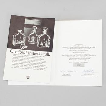 SCHATULL med 3 KARAFFER, "Linné", Olle Alberius Orrefors, 1900-talets andra hälft, numrerad upplaga 58/100.