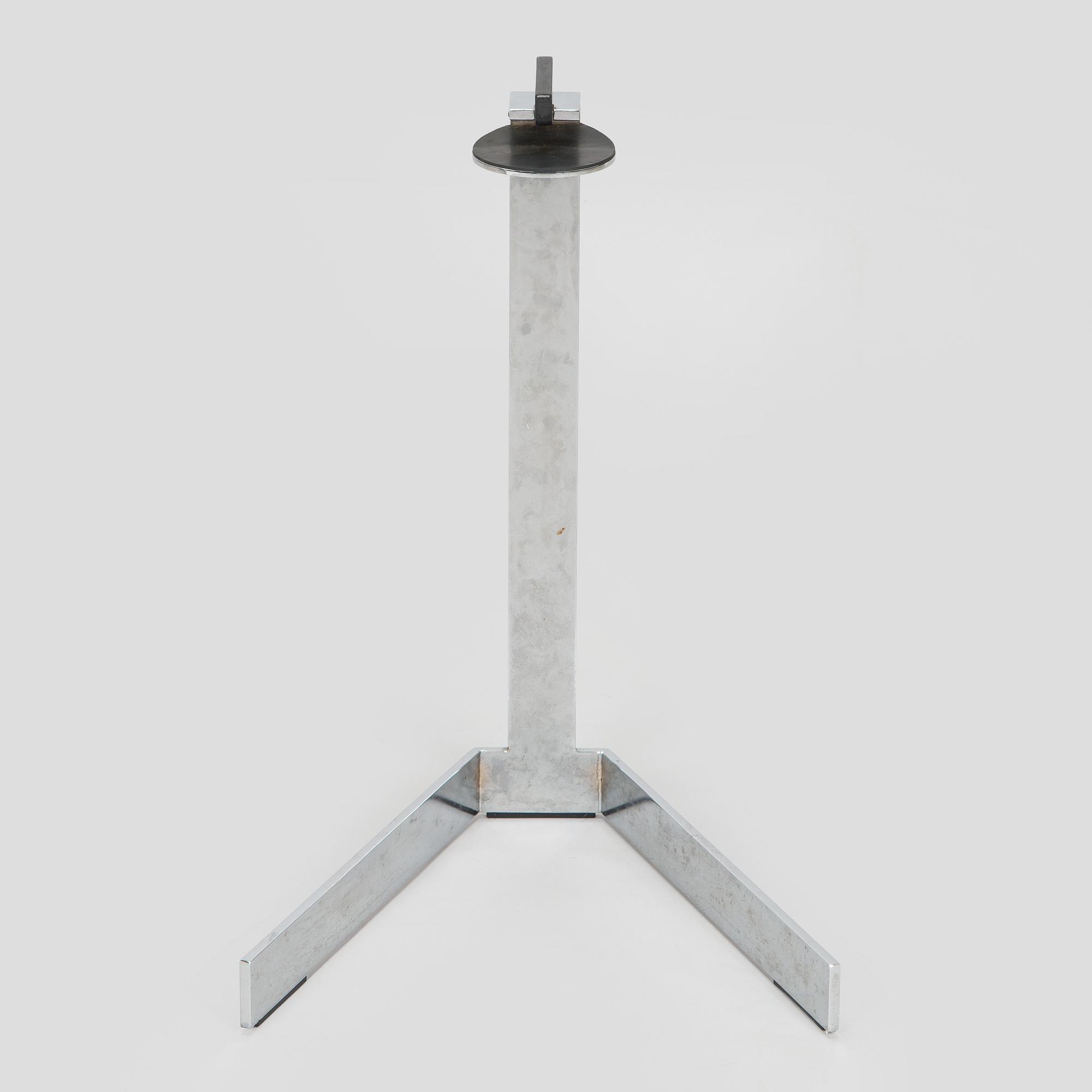 Jouni Leino, Tarjotinpöydän jalusta ,"Grip" Jouni Leino Design Studio 2009.