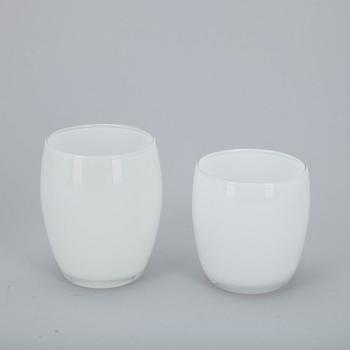 KANNUJA 2 kpl, KULHOJA, 6 kpl, LASEJA 7+1 kpl, valkoista ja kirkasta lasia, Maire Gullichsen Iittala 1900-l loppupuoli.