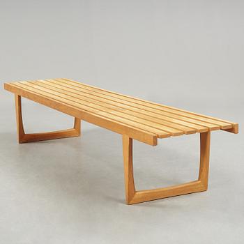 A bench "Tokoy" by Yngvar Snadström, Triva-serien for NK.