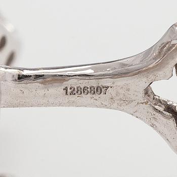 Korvakorut, 18K valkokultaa ja briljanttihiottuja timantteja.