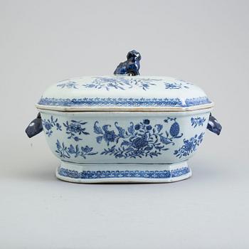 A blue and white tureen with cover, Qingdynasty, Qianlong (1736-95).