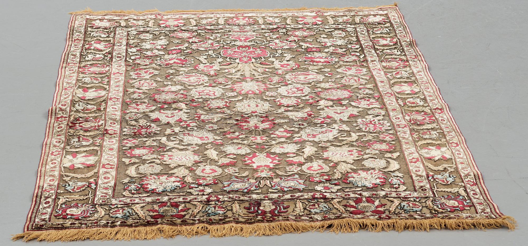 Matta, antik silke metallbroscherad Keshan, sannolikt omkring 1910, ca 200-202,5 x 129-131 cm.