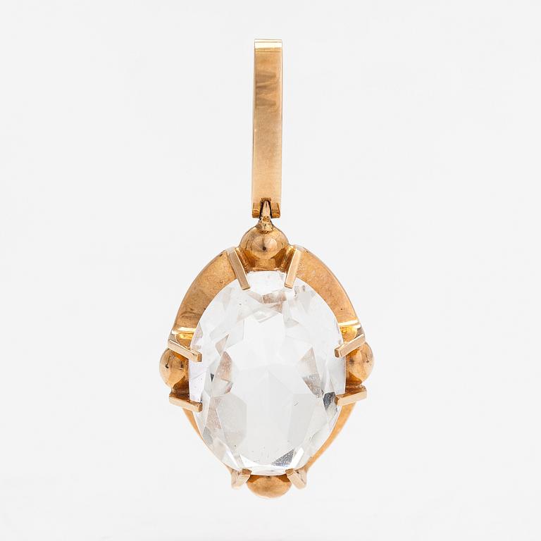 Elis Kauppi, Hänge, 14K guld och bergskristall. Kupittaan kulta, Åbo.