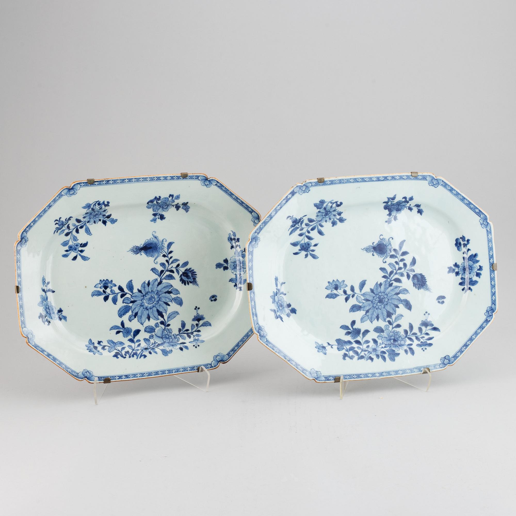 A pair of blue and white serving dishes, Qing dynasty, Qianlong (1736-95).