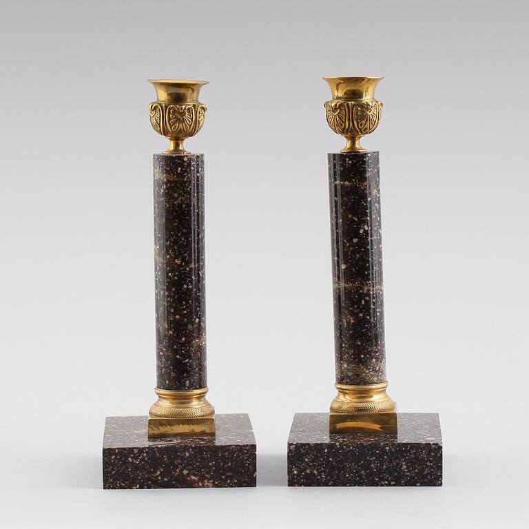 LJUSSTAKAR, 1 par, porfyr, gustaviansk stil, 1900-tal.