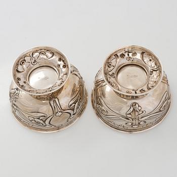 A pair of sterling silver bowls, M&W Sheffield, 1902.