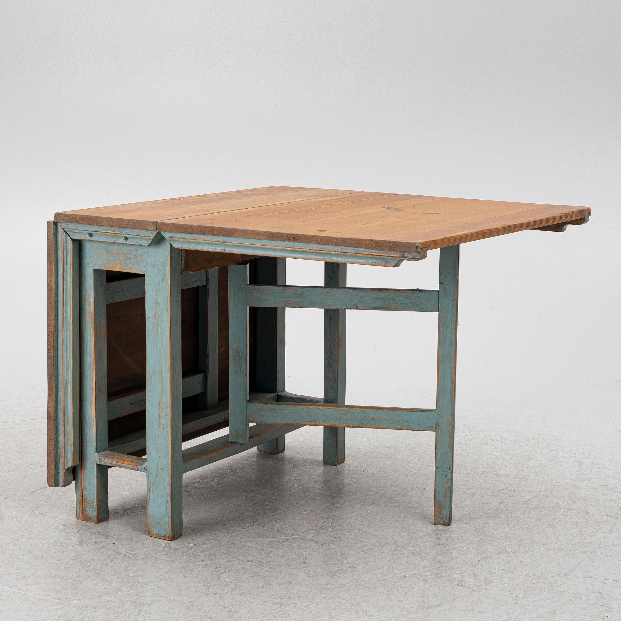 A drop-leaf table, 19th century.