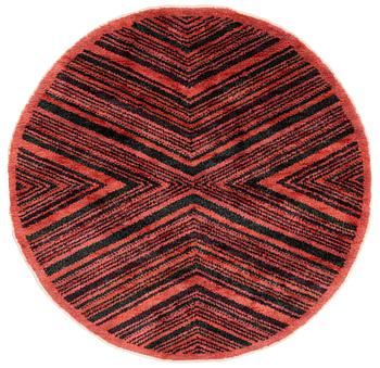 Barbro Nilsson, A carpet, 'Tigerfällen röd', rya, diameter 257 cm, unsigned.