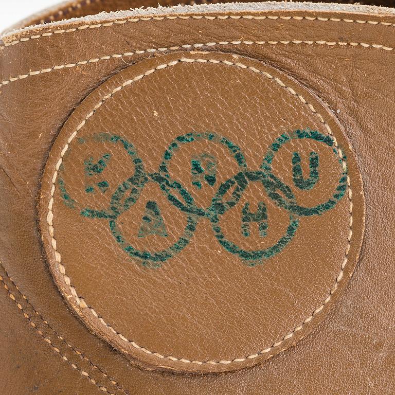 Jalkapallokenkäpari, Olympiamerkityt, Karhu, Suomi, 1940-luku.