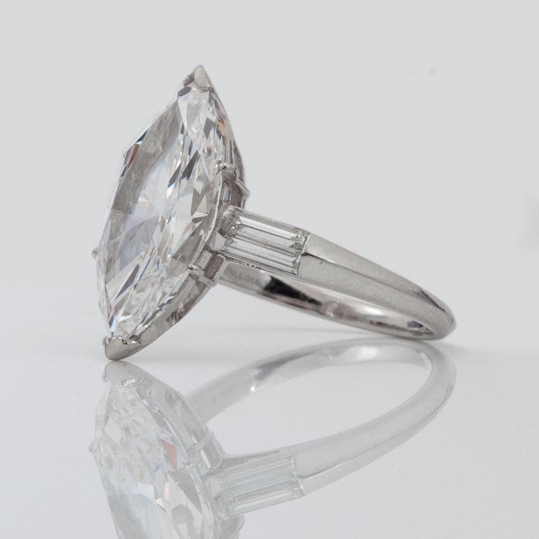 RING med en 5.10 ct marquise slipad diamant. Kvalitet ca E/IF enligt HRD certifikat.