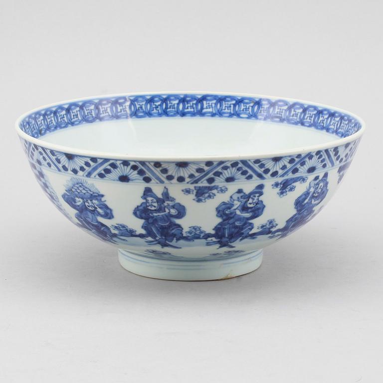 A blue and white bowl, Qing dynasty, 18th Century.