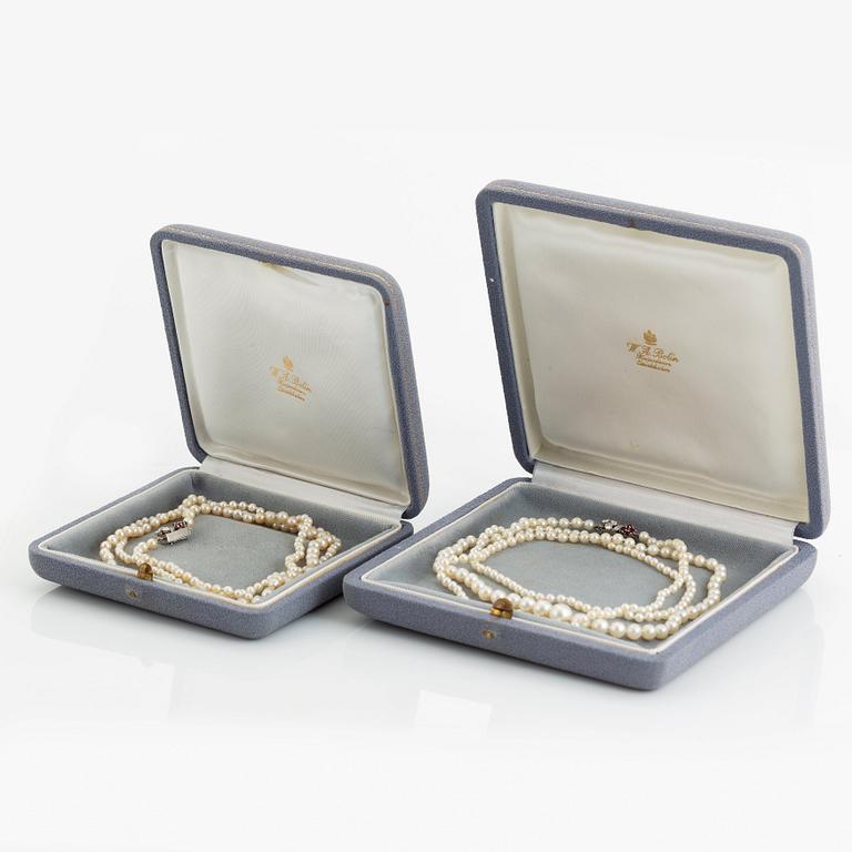 WA Bolin två collier odlade pärlor lås 18K vitguld med runda briljantslipade diamanter och rubiner.