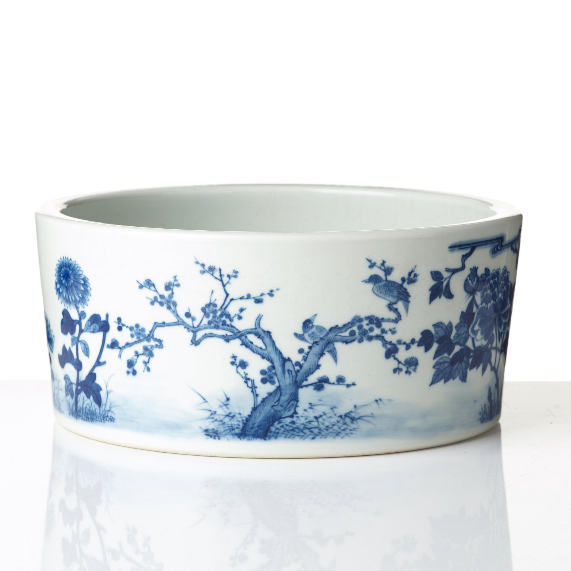 A blue and white flower pot, Qing dynasty, circa 1900.