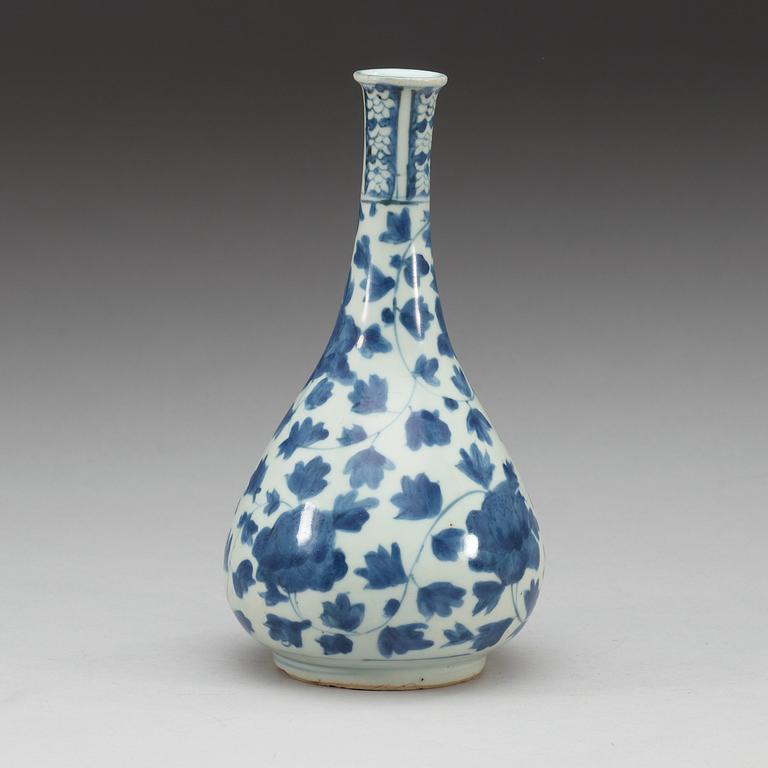 A blue and white Transitional vase, 17th Century.