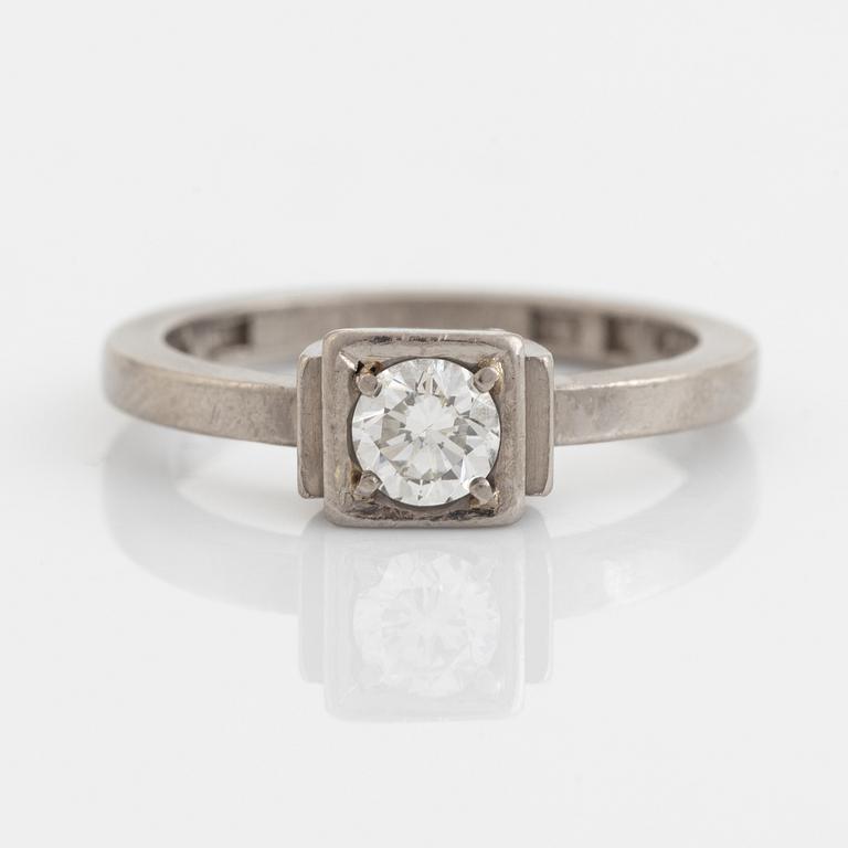 Wiwen Nilsson ring 18K vitguld med en rund briljantslipad diamant.