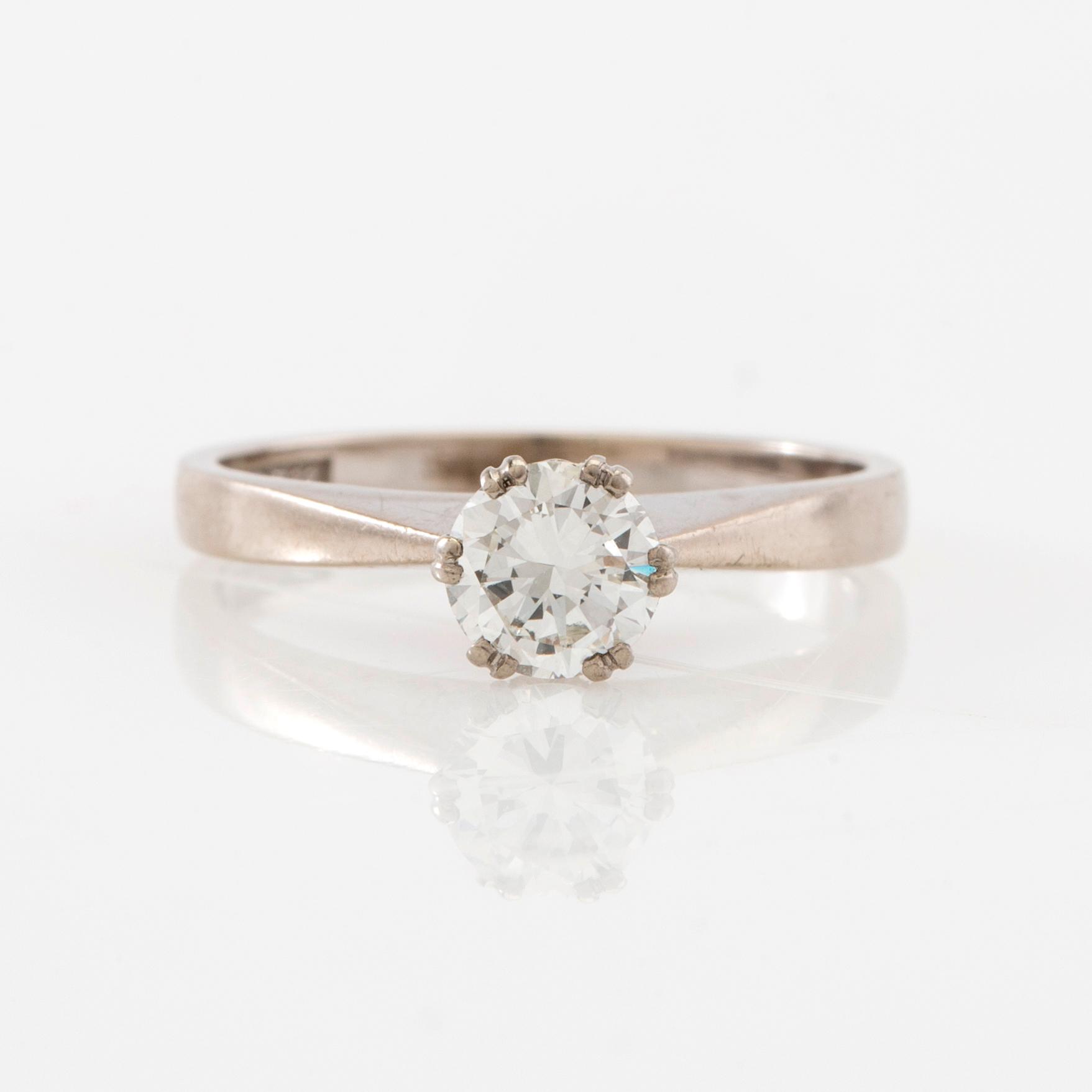 Ring solitär 18K vitguld med en rund briljantslipad diamant.