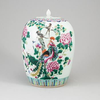 A famille rose jar with cover, Qing dynasty, late 19th century.