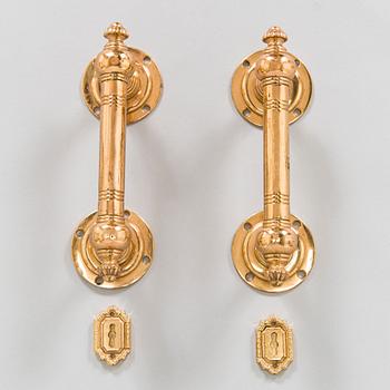Pair of late 19th/early 20th Century door handles and keyhole fittings.
