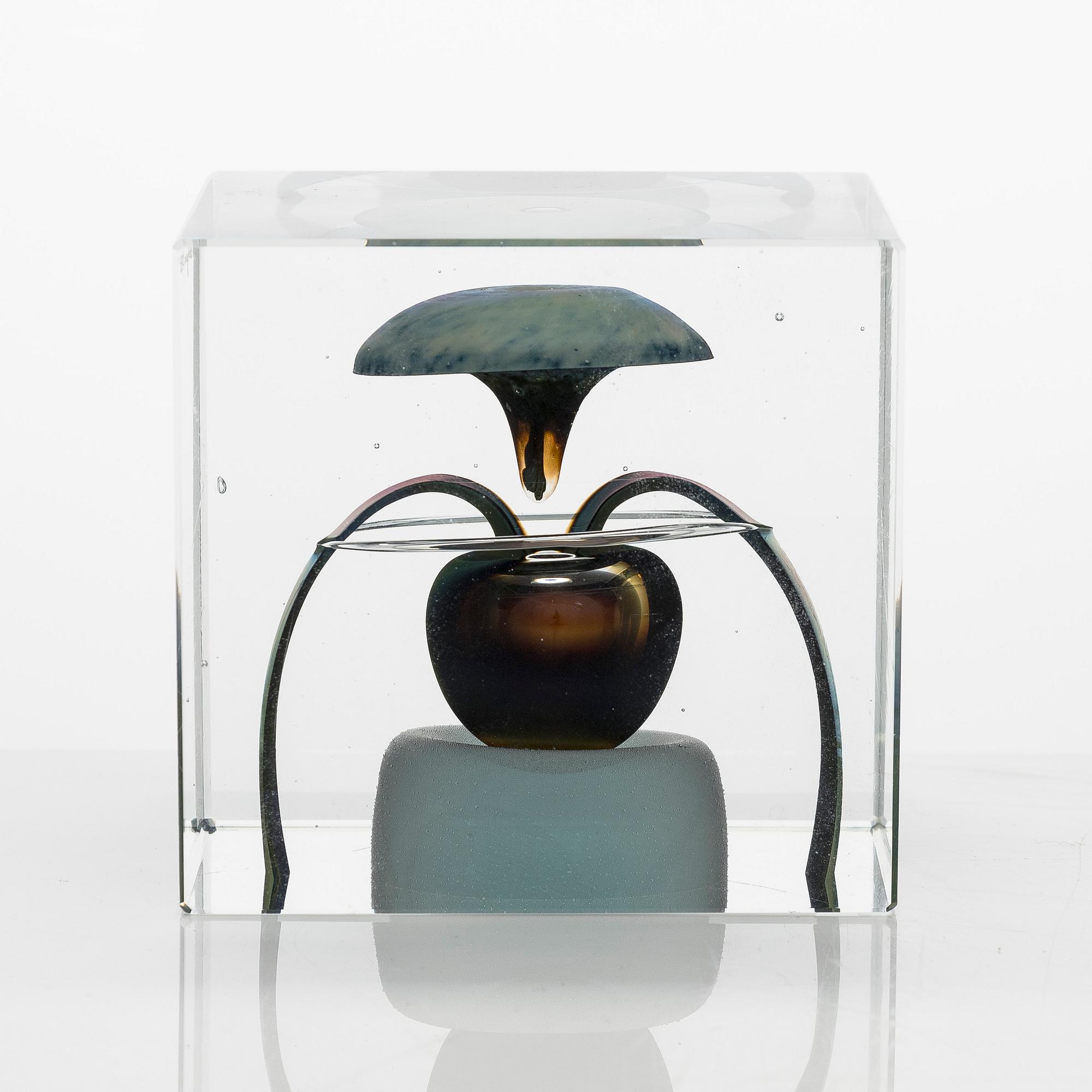 Oiva Toikka, vuosikuutio, signeerattu Oiva Toikka, Nuutajärvi 1977, numeroitu 662/2000.