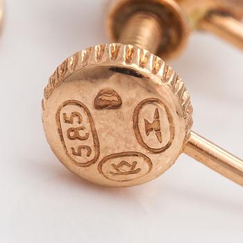 Elis Kauppi, A pair of 14K ogld earrings with cultured pearls. Kupittaan kulta, Turku.