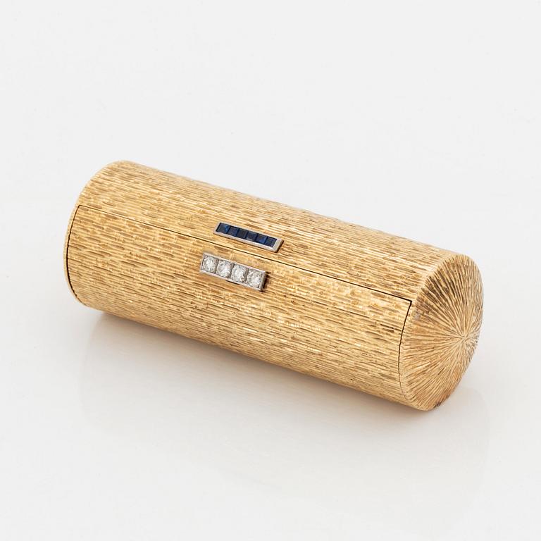 Cigarettetui 9K guld med runda briljantslipade diamanter och trappslipade safirer.