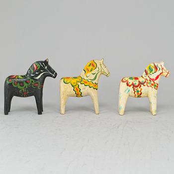 13 Dala horses.