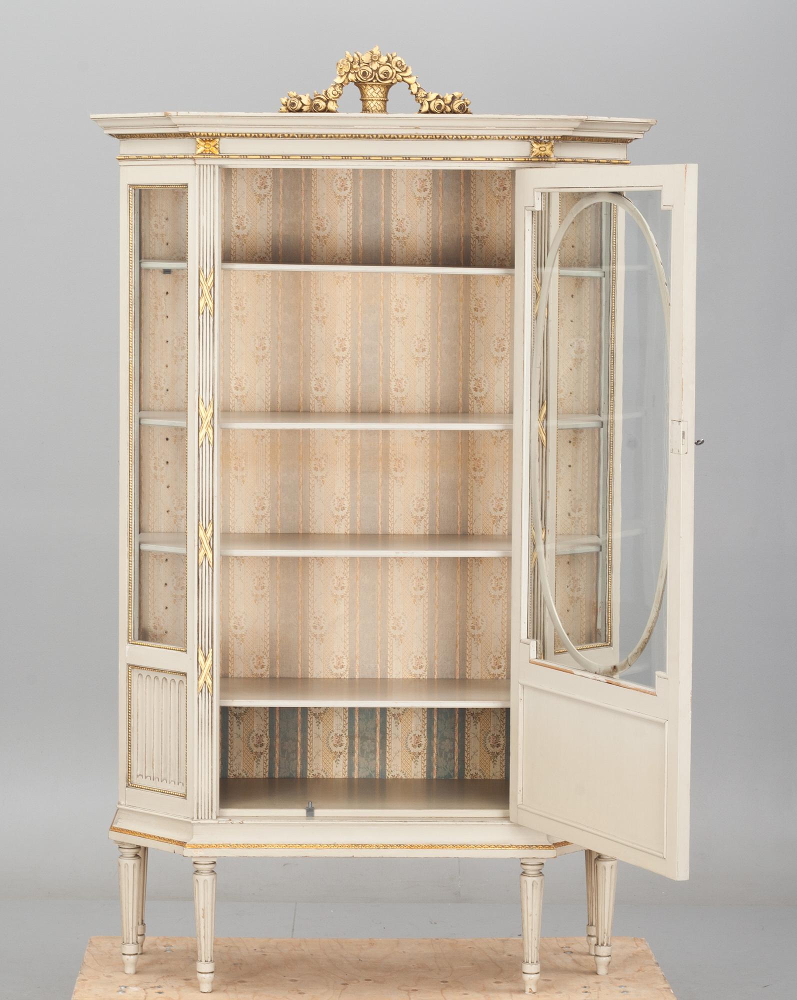 VITRINSKÅP, sengustaviansk stil, 1900-första hälft.