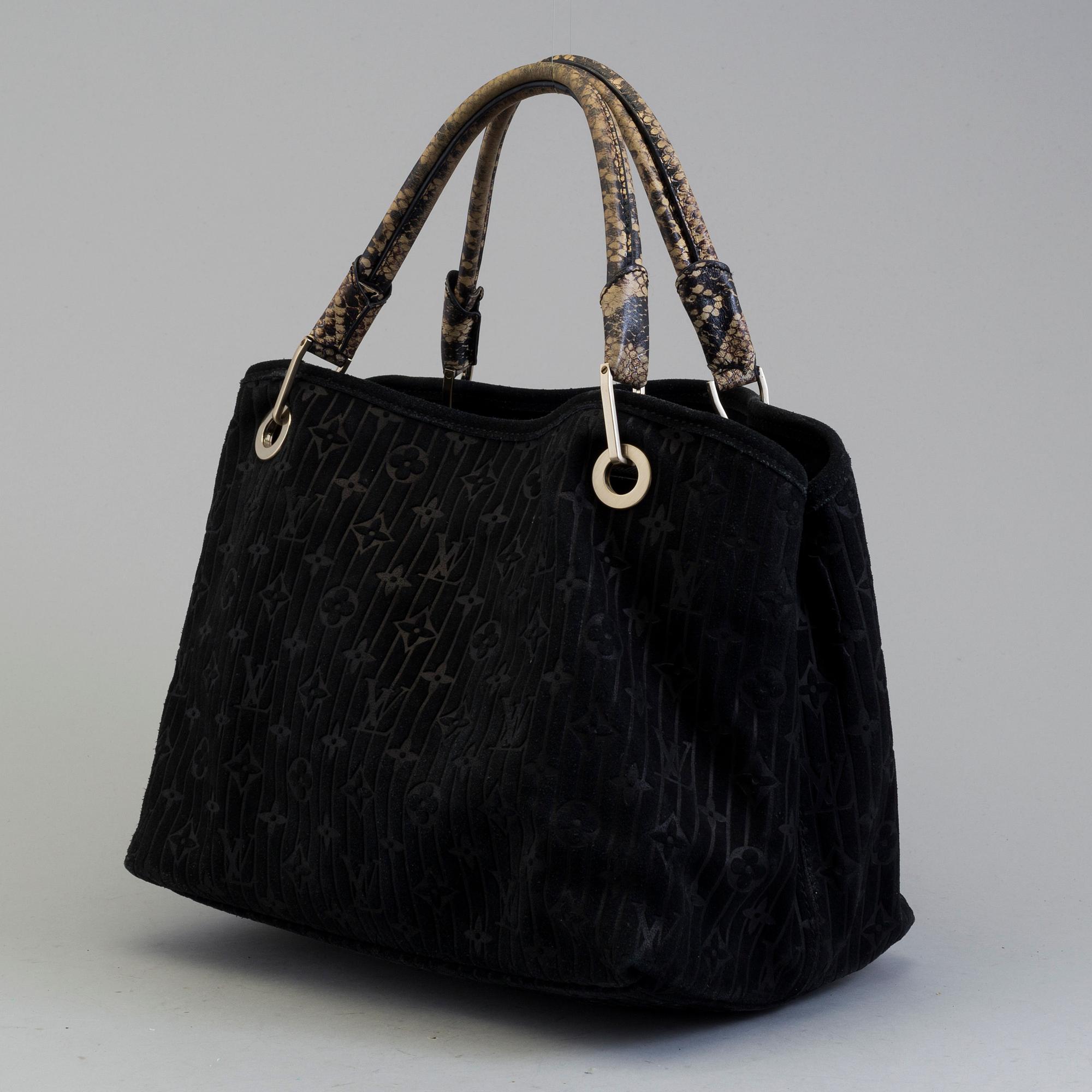 LOUIS VUITTON, a suede handbag, Automne-Hiver 2008.