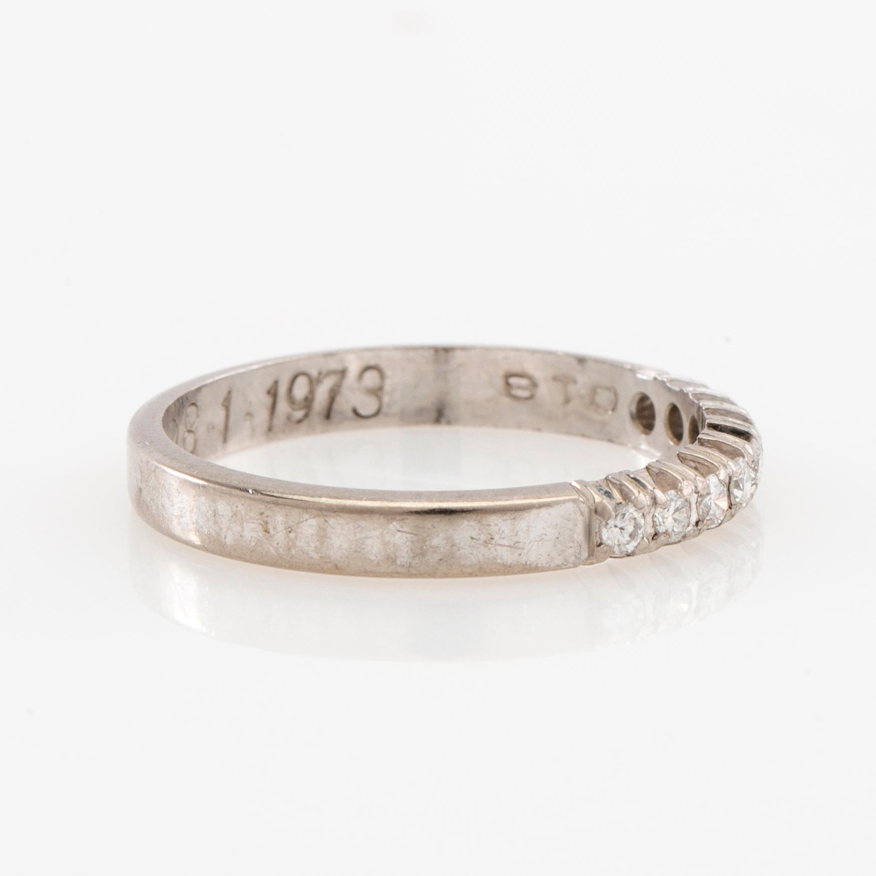 Ring with a half eternity band in 18K white gold set with round brilliant-cut diamonds.