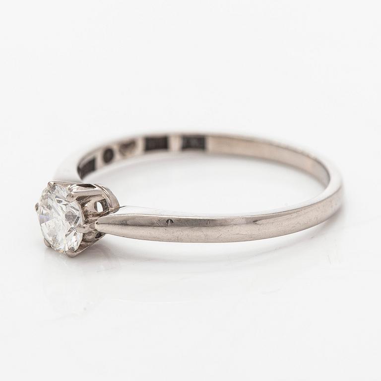 W.A. Bolin, sormus, 18K valkokultaa ja briljanttihiottu timantti.