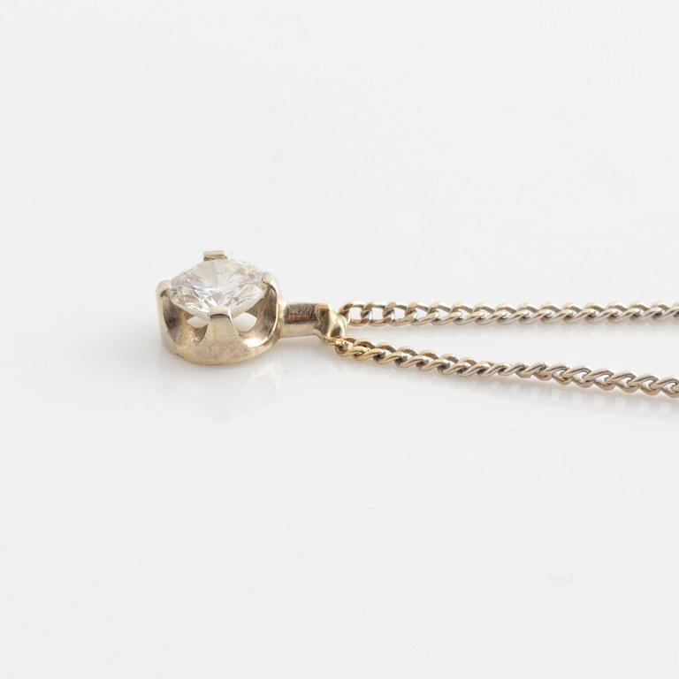 Örhängen samt hängsmycke med briljantslipade diamanter.