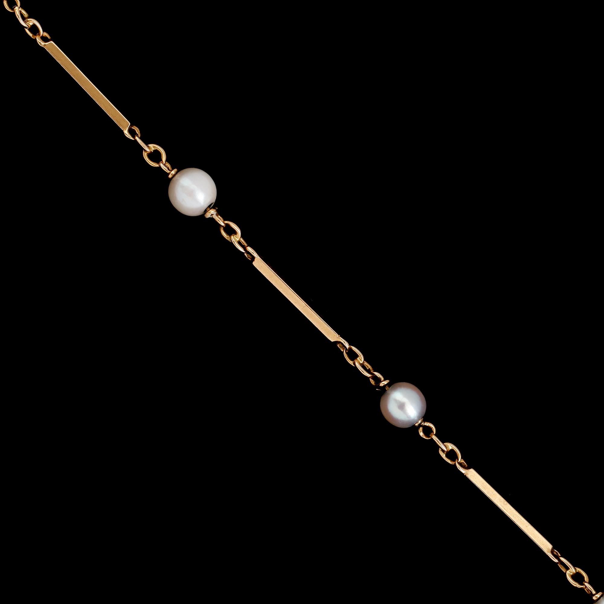 ARMBAND, 18 k guld, med odlade pärlor. Total vikt ca 4 gram.