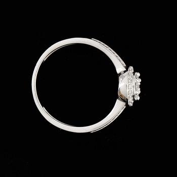 RING, 18k vitguld med briljantslipade diamanter, tot ca 0,35 ct. Vikt ca 3,3 gram.