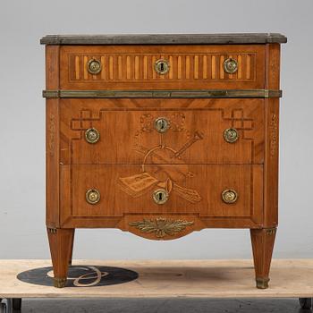 An early 20th century gustavian style chest of drawers.