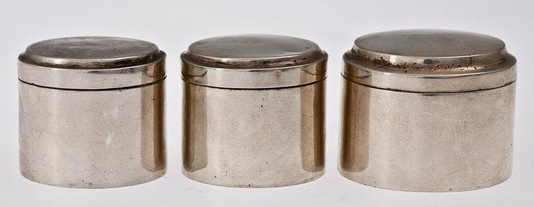 TOILETTEDOSOR, 3 st, silver, Eric Söderholm, Härnösand verksam 1827-1880 resp Gustaf Dahlgren & Co, Malmö 1913. Totalvikt ca 100 gram.