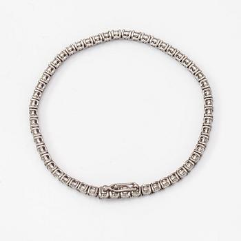 A 14K white gold tennis bracelet with diamonds ca. 5.20 ct in total. With AIG certificate.