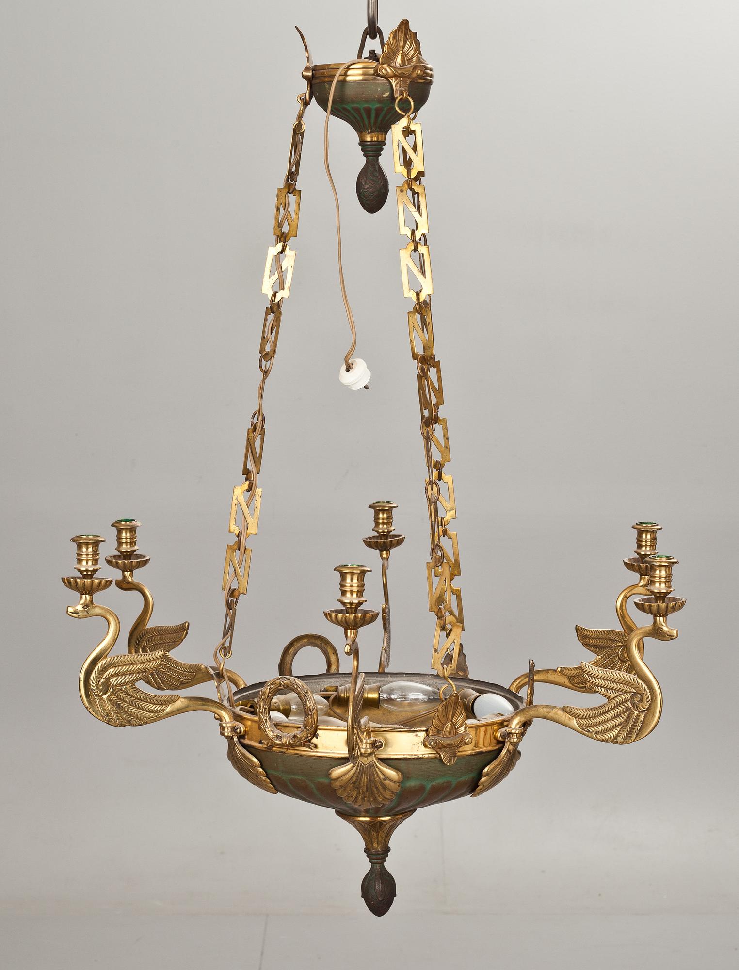 AMPEL, empire-stil, 1900-tal.
Höjd 105 cm.